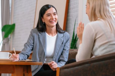 Psikolojik akıl sağlığı danışmanlığı ya da terapi seansındaki genç ve profesyonel bir hastadan akıl hastalığı teşhisi koyarken yardım istemek. Zihinsel tedavi seansı. Blithe