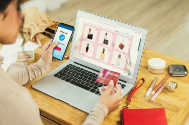 İnternet pazarından alışveriş yapan kadın modern yaşam tarzı için satış malzemeleri arıyor ve önemli siber güvenlik yazılımları tarafından korunan cüzdandan çevrimiçi ödeme için kredi kartı kullanıyor