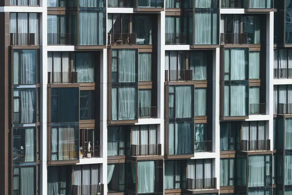 窗户式住宅公寓 现代城市的摩天大楼在日光下矗立 现代天际线上的公寓窗户 日光浴 许多块地产 房地产 穿上衣服侧视图 装饰过的 — 图库照片