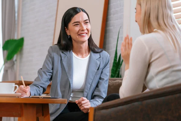 Psikolojik akıl sağlığı danışmanlığı ya da terapi seansındaki genç ve profesyonel bir hastadan akıl hastalığı teşhisi koyarken yardım istemek. Zihinsel tedavi seansı. Blithe