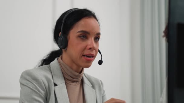 Pebisnis Yang Memakai Headset Bekerja Kantor Untuk Mendukung Pelanggan Atau — Stok Video