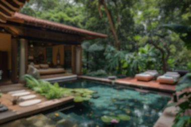 Yoğun tropikal yeşilliğin ortasındaki lüks spa merkezinin bulanık arka planı. Saygıdeğer.