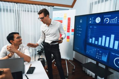 Ofiste sunum ya da analist ekibiyle toplantı odasında mali verileri analiz etmek için BI Fintech 'i kullanmak. İş adamları stratejik planlama için TV ekranında BI gösterge panelini inceliyor.