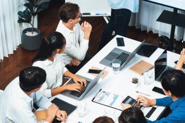 Analist ekibi toplantı odasındaki mali verileri analiz etmek için BI Fintech 'i kullanıyor. İş adamları, ticari öngörü ve stratejik pazarlama planlama için iş dünyası panelinin gücünü kağıt üzerinde analiz ediyor.