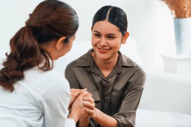 Ruh sağlığı için psikolog, depresyon ya da yaşam başarısızlığından sonra keder tedavisi gören üzgün bir kadın. Hayal kırıklığına uğramış genç bir kadın klinikteki duygular hakkında bir psikologla konuşuyor.