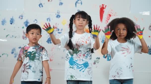 Разнообразные Ученики Поднявшие Руку Показывают Разноцветные Окрашенные Руки Группа Учащихся — стоковое видео
