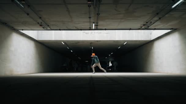 Длинный Выстрел Красивого Хипстера Исполняет Живое Энергичное Движение Фристайл Танцор — стоковое видео