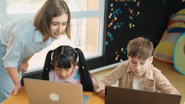 Inteligentny Nauczyciel Sprawdza Odpowiedź Ucznia Korzystając Laptopa Odrabiania Prac Domowych — Wideo stockowe