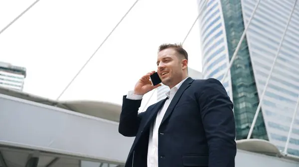 聪明的高加索商人一边站在城市里一边打电话给他的同事计划财务策略 项目经理用他的手机与营销团队沟通 生活方式 城市E — 图库照片