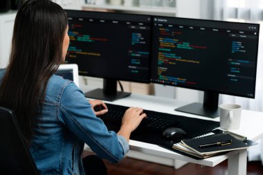 İnternet sitesi uygulamasının kodlama verileriyle birlikte online bilgi yazarak kot gömlek giyen genç Asyalı geliştirici. Güvenlik analizi ile çevrili iki ekran. Taktik.