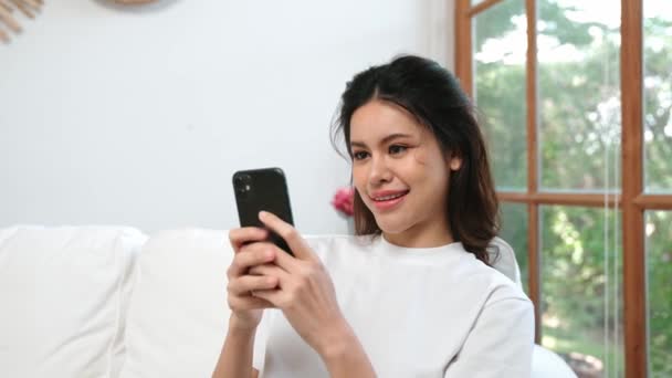 Jonge Vrouw Met Behulp Van Smartphone Browsen Voor Online Winkelen — Stockvideo