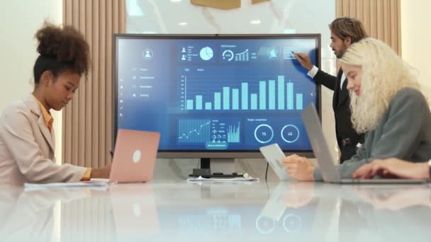 Presentation Office Ornament Meeting Room Analyst Team Utilize Fintech Analyze — Stock Video