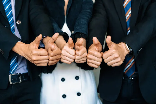 Viele Glückliche Geschäftsleute Machen Daumen Hoch Zeichen Hand Hand Mit — Stockfoto