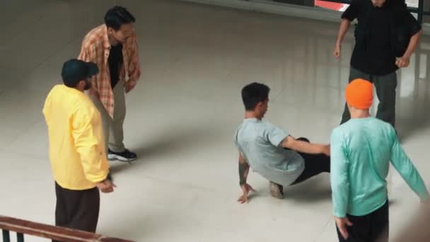 Becerikli Hipster Sokak Dansçıları Arasında Break Dans Gösterisi Yapıyor Çok — Stok video