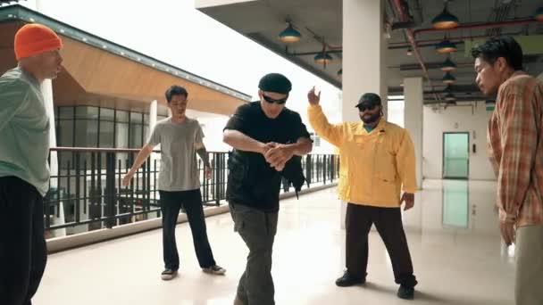 专业嬉皮士表演嘻哈脚步声周围多文化的朋友 嬉皮士团体拍手 鼓励专业的霹雳舞者表演街头舞蹈 户外运动2024 — 图库视频影像