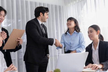 Bir grup iş adamı başarılı bir iş anlaşması toplantısı yaptıktan sonra el sıkıştı. Çeşitli yarış bürosu çalışanları şirket ofisinde pazarlama planlamasında ilerleme kaydettikten sonra kutlama yapıyorlar. Çok titiz.