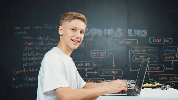 Kaukaski Chłopiec Kodowania Programowania Systemu Patrząc Ekranie Laptopa Kamery Ufnością — Zdjęcie stockowe