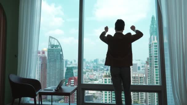 Von Hinten Betrachtet Steht Ein Ehrgeiziger Geschäftsmann Einem Verzierten Büro — Stockvideo