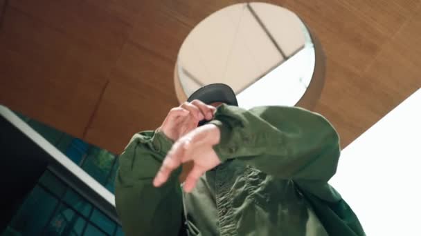 Motion Shot Asiático Atractivo Hipster Pose Estilo Hip Hop Mientras — Vídeos de Stock
