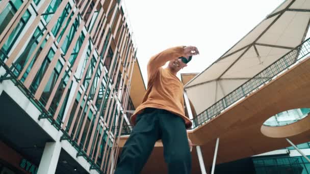 Spaanse Danser Die Naar Camera Kijkt Terwijl Hij Danst Hiphop — Stockvideo
