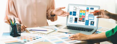 İç mimari ekibinin kırpılmış görüntüsü renk paleti kullanarak renk önerirken, UI ve UX tasarımları cep telefonu uygulamaları ve web siteleri için gösterilir. Yaratıcı tasarım ve iş konsepti. Değiştirilmiş.