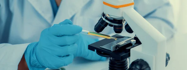 Laborforscher Entwickeln Neue Medikamente Oder Heilen Unter Dem Mikroskop Technologischer — Stockfoto