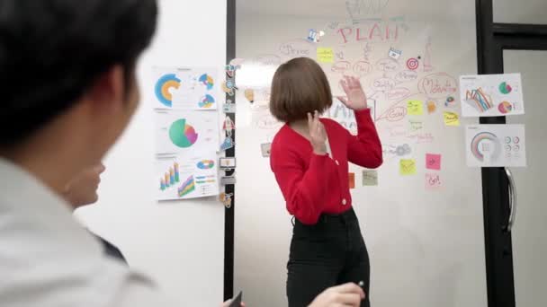 Qualifizierte Junge Schöne Geschäftsfrau Präsentiert Marketing Idee Mit Selbstbewusst Durch — Stockvideo