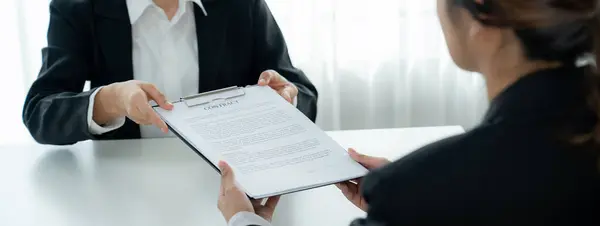 在公司律师或律师事务所办事处的律师服务的帮助下 企业执行人员签署了合同协议文件 商业投资和完成法律程序 Shrewd — 图库照片