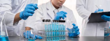 Kendini adamış bir grup bilim adamı kimyasal deneyler ve tıp laboratuarında aşı ilacı veya antibiyotiği geliştirmek için çığır açan bir araştırma yürütüyorlar. İlaç ve biyokimya laboratuvarı. Neoterik