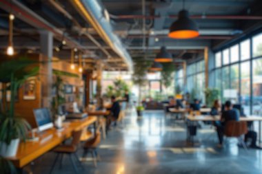 İnsanlarla ve kapalı alan bitkileriyle dolu canlı ve modern bir çalışma alanının odaklanmış görüntüsü. Saygıdeğer.