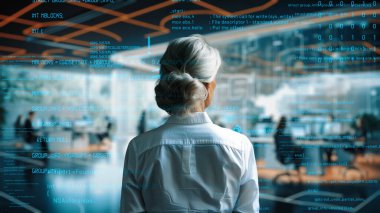 Üst düzey kadın programcı yapay zeka güdümlü pazarlama çözümleri için LISP Açık Robot Hologramı aracılığıyla yazılım analiz ediliyor.