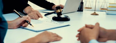 Çiftler boşanma davası açıyor ve ayrıldıktan sonra mülkleri bölüşmek için hukuk firmasından yardım istiyorlar. Anlaşma görüşmesinde avukatın yükümlülükler sözleşmesi yardımı. Panorama Katı