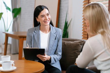 Psikolojik konsültasyon zihinsel problemde iyileşme kaydediyor. Terapi seansında mutlu genç bayan hasta iyileşiyor. Psikiyatrist de akıl hastalığı teşhisi koyuyor. Blithe