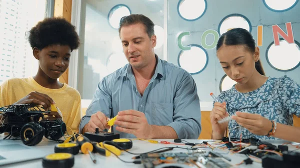 Skilled Teacher Teaching Diverse Students Fixing Car Model Using Wire — Stock Photo, Image