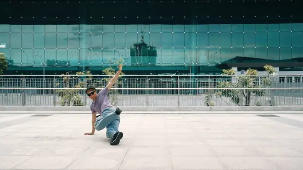 Skicklig Asiatisk Hipster Poserar Och Tittar Kameran Staden Urban Panorama — Stockfoto