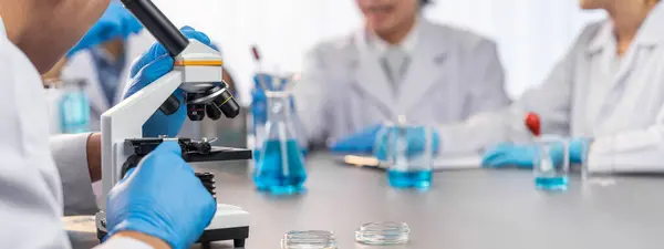 专门的科学家小组在医学实验室用显微镜进行化学实验 以研制新的疫苗药物或抗生素 生物技术实验室和医学研究概念 新时代 — 图库照片