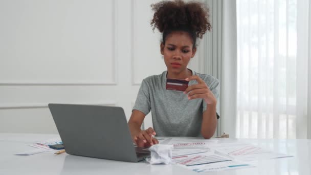 Gestresste Junge Frau Hat Finanzielle Probleme Mit Kreditkartenschulden Entscheidende Show — Stockvideo