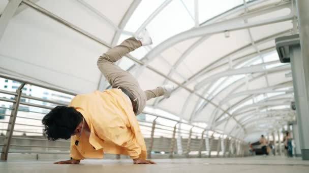Красивый Счастливый Азиатский Хипстер Танцует Время Вращения Головы Коридоре Брейк — стоковое видео