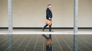 İş adamları onun kulaklığını takıyor ve şehir merkezindeki cadde boyunca işyerine yürüyor. Profesyonel proje yöneticisi toplantıya giderken kulaklıktan rahatlatıcı müzik dinliyor. Urbane.