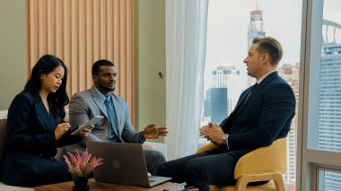 Şehir siluetine bakan süslü ofis, çeşitlilik uzmanlığı iddialı iş genişletme veya stratejik pazarlama tartışmaları. Finansal danışman, danışmanlık sektörü öngörüleri ve fikir verir