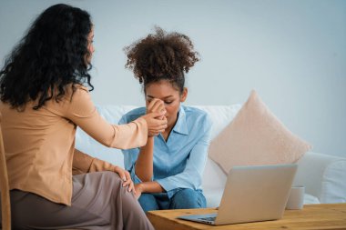 Travma sonrası stres bozukluğu olan üzgün bir kadın psikoloğu, depresyon ya da kalp yetmezliğinden sonra üzüntülü bir ruh sağlığı terapisi görüyor. Hayal kırıklığına uğramış genç bir kadın klinikteki duygular hakkında bir psikologla konuşuyor.