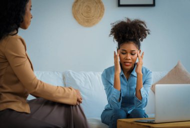 Travma sonrası stres bozukluğu olan üzgün bir kadın psikoloğu, depresyon ya da kalp yetmezliğinden sonra üzüntülü bir ruh sağlığı terapisi görüyor. Hayal kırıklığına uğramış genç bir kadın klinikteki duygular hakkında bir psikologla konuşuyor.