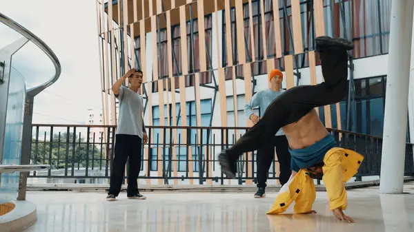 Hip Hop Takımı Dans Molası Verirken Çok Kültürlü Bir Arkadaş — Stok fotoğraf