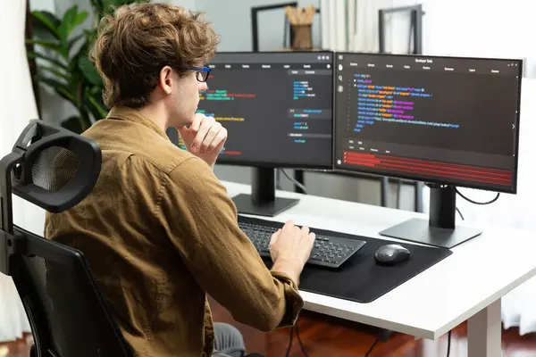 Arbeider Utvikler Med Stressende Overarbeid Skape Online Programvareutvikling Koding Skjermen – stockfoto