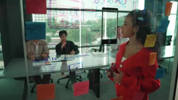 Chytrá Hispánská Podnikatelka Představuje Marketingovou Strategii Různorodému Manažerskému Týmu Krásný — Stock video