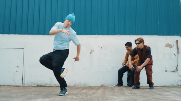 Молодой Уличный Танцор Танцует Стиле Хип Хоп Мультикультурными Друзьями Аплодирующими — стоковое видео