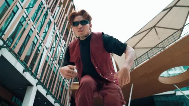 Nízký Úhel Asijské Atraktivní Hipster Pózovat Kameře Obklopen Obchoďáku Šťastný — Stock video