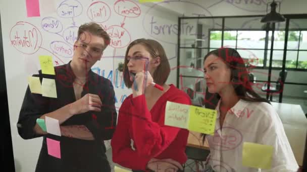 Genç Yaratıcı Şirket Kurma Ekibi Fikir Üretme Sorunları Renkli Yapışkan — Stok video