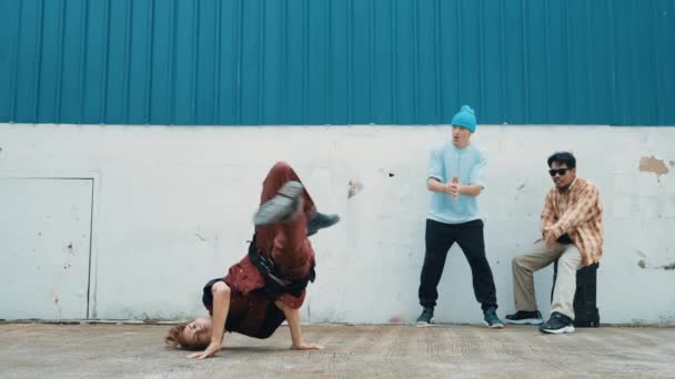 Молодая Азиатская Танцовщица Танцует Стиле Хип Хоп Мультикультурными Друзьями Аплодирующими — стоковое видео