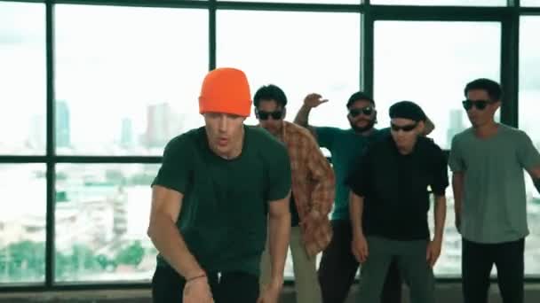 Hipster Profissional Executar Passo Dança Conjunto Com Diversos Amigos Multiculturais — Vídeo de Stock